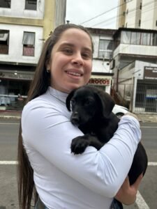Amor sem barreiras: jovem adota cachorrinha com deficiência em Lages