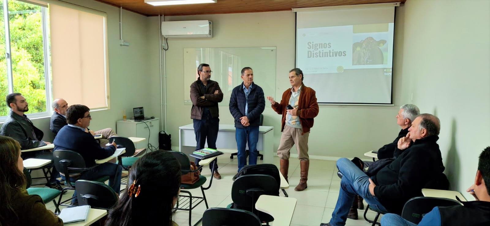 Pecuaristas e cooperativistas se reúnem em Lages para valorizar criação de boi a pasto na Serra Catarinense