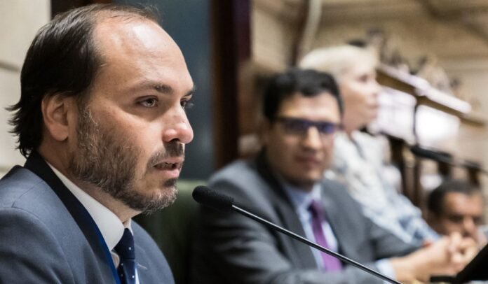 Carlos Bolsonaro renuncia ao mandato no Rio e diz que vai disputar o Senado por Santa Catarina