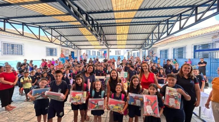 Correia Pinto entrega kits escolares a 1.700 alunos no início do ano letivo