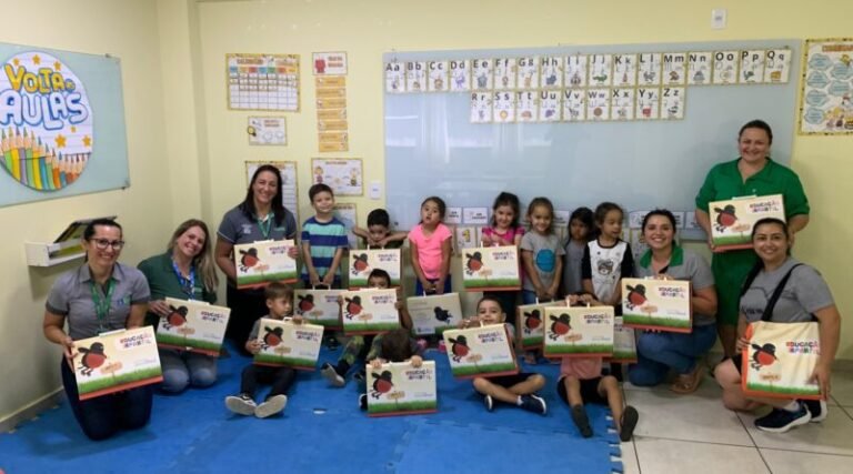 Otacílio Costa inicia entrega de apostilas do Sistema Aprende Brasil na Educação Infantil