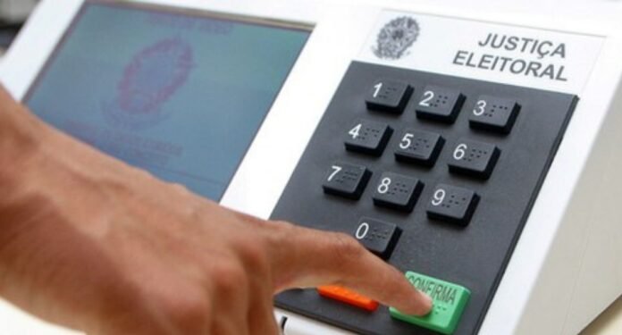 EO: Cadastro eleitoral fecha em 7 de maio para 2026 META DESCRIÇÃO: Fechamento do cadastro eleitoral 2026 ocorre em 7 de maio. Serviços como primeiro título e transferência vão até 6 de maio. URL SLUG: fechamento-cadastro-eleitoral-2026-maio LINK DA MATÉRIA: https://notisul.com.br/fechamento-cadastro-eleitoral-2026-maio ==== CATEGORIZAÇÃO ==== TIPO: NEWS CATEGORIA: Política TAGS: Política, Brasil, Justiça Eleitoral, Eleições 2026, título de eleitor ==== MATÉRIA COMPLETA ==== Cadastro eleitoral fecha em 7 de maio para as Eleições 2026 Tempo de leitura: 4 minutos O fechamento do cadastro eleitoral 2026 ocorrerá no dia 7 de maio, conforme determina a Lei das Eleições (Lei nº 9.504/1997). Até o dia 6 de maio, eleitores podem solicitar serviços como emissão do primeiro título, transferência de domicílio e regularização da situação eleitoral. A orientação é do Tribunal Superior Eleitoral (TSE), que recomenda que os cidadãos procurem a Justiça Eleitoral o quanto antes para evitar filas e garantir o direito de votar nas Eleições Gerais de 2026. Serviços disponíveis até 6 de maio Até o dia anterior ao fechamento do cadastro eleitoral 2026, estarão disponíveis, entre outros, os seguintes serviços: Emissão do primeiro título de eleitor; Cadastro biométrico; Transferência de domicílio eleitoral; Atualização de dados cadastrais; Regularização da situação eleitoral, em caso de pendências. Os atendimentos podem ser realizados em qualquer unidade da Justiça Eleitoral, de acordo com os canais e orientações dos tribunais regionais eleitorais (TREs). Também é possível solicitar serviços de forma on-line, por meio do Autoatendimento Eleitoral, disponível no Portal do TSE. Por que o cadastro é fechado? De acordo com a Lei das Eleições, o cadastro eleitoral deve ser fechado 150 dias antes do pleito. Neste ano, o prazo final será 7 de maio. Após essa data, não será possível realizar alterações no cadastro até que ele seja reaberto. A reabertura ocorre somente depois do processamento das justificativas e dos registros de eleitores faltosos contabilizados após o segundo turno das eleições. Atendimento garantido até o último dia O modelo de atendimento está definido no Provimento nº 5/2025 da Corregedoria-Geral da Justiça Eleitoral. Segundo a norma, todas as pessoas que comparecerem aos locais de atendimento até o dia 6 de maio, dentro do horário de funcionamento das unidades, terão o atendimento garantido, mesmo que haja aumento na demanda. A recomendação da Justiça Eleitoral é que os eleitores não deixem para a última hora. Antecipar o atendimento evita filas e contribui para um processo mais organizado. Serviço 📅 Prazo final para solicitar serviços: 6 de maio de 2026 🔒 Fechamento do cadastro eleitoral: 7 de maio de 2026 🌐 Serviços on-line: Portal do TSE (Autoatendimento Eleitoral) 📍 Atendimento presencial: unidades da Justiça Eleitoral em todo o país IMAGENS NECESSÁRIAS: – Fachada de cartório eleitoral – Urna eletrônica em seção eleitoral – Atendimento ao público em unidade da Justiça Eleitoral LINKS INTERNOS SUGERIDOS: – Matéria sobre calendário das Eleições Gerais de 2026 – Reportagem explicando como funciona a biometria eleitoral – Conteúdo sobre como regularizar o título de eleitor