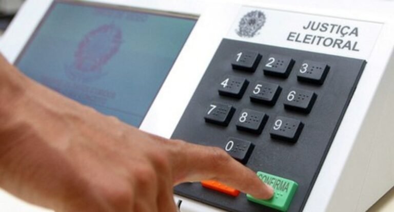 EO: Cadastro eleitoral fecha em 7 de maio para 2026 META DESCRIÇÃO: Fechamento do cadastro eleitoral 2026 ocorre em 7 de maio. Serviços como primeiro título e transferência vão até 6 de maio. URL SLUG: fechamento-cadastro-eleitoral-2026-maio LINK DA MATÉRIA: https://notisul.com.br/fechamento-cadastro-eleitoral-2026-maio ==== CATEGORIZAÇÃO ==== TIPO: NEWS CATEGORIA: Política TAGS: Política, Brasil, Justiça Eleitoral, Eleições 2026, título de eleitor ==== MATÉRIA COMPLETA ==== Cadastro eleitoral fecha em 7 de maio para as Eleições 2026 Tempo de leitura: 4 minutos O fechamento do cadastro eleitoral 2026 ocorrerá no dia 7 de maio, conforme determina a Lei das Eleições (Lei nº 9.504/1997). Até o dia 6 de maio, eleitores podem solicitar serviços como emissão do primeiro título, transferência de domicílio e regularização da situação eleitoral. A orientação é do Tribunal Superior Eleitoral (TSE), que recomenda que os cidadãos procurem a Justiça Eleitoral o quanto antes para evitar filas e garantir o direito de votar nas Eleições Gerais de 2026. Serviços disponíveis até 6 de maio Até o dia anterior ao fechamento do cadastro eleitoral 2026, estarão disponíveis, entre outros, os seguintes serviços: Emissão do primeiro título de eleitor; Cadastro biométrico; Transferência de domicílio eleitoral; Atualização de dados cadastrais; Regularização da situação eleitoral, em caso de pendências. Os atendimentos podem ser realizados em qualquer unidade da Justiça Eleitoral, de acordo com os canais e orientações dos tribunais regionais eleitorais (TREs). Também é possível solicitar serviços de forma on-line, por meio do Autoatendimento Eleitoral, disponível no Portal do TSE. Por que o cadastro é fechado? De acordo com a Lei das Eleições, o cadastro eleitoral deve ser fechado 150 dias antes do pleito. Neste ano, o prazo final será 7 de maio. Após essa data, não será possível realizar alterações no cadastro até que ele seja reaberto. A reabertura ocorre somente depois do processamento das justificativas e dos registros de eleitores faltosos contabilizados após o segundo turno das eleições. Atendimento garantido até o último dia O modelo de atendimento está definido no Provimento nº 5/2025 da Corregedoria-Geral da Justiça Eleitoral. Segundo a norma, todas as pessoas que comparecerem aos locais de atendimento até o dia 6 de maio, dentro do horário de funcionamento das unidades, terão o atendimento garantido, mesmo que haja aumento na demanda. A recomendação da Justiça Eleitoral é que os eleitores não deixem para a última hora. Antecipar o atendimento evita filas e contribui para um processo mais organizado. Serviço 📅 Prazo final para solicitar serviços: 6 de maio de 2026 🔒 Fechamento do cadastro eleitoral: 7 de maio de 2026 🌐 Serviços on-line: Portal do TSE (Autoatendimento Eleitoral) 📍 Atendimento presencial: unidades da Justiça Eleitoral em todo o país IMAGENS NECESSÁRIAS: – Fachada de cartório eleitoral – Urna eletrônica em seção eleitoral – Atendimento ao público em unidade da Justiça Eleitoral LINKS INTERNOS SUGERIDOS: – Matéria sobre calendário das Eleições Gerais de 2026 – Reportagem explicando como funciona a biometria eleitoral – Conteúdo sobre como regularizar o título de eleitor