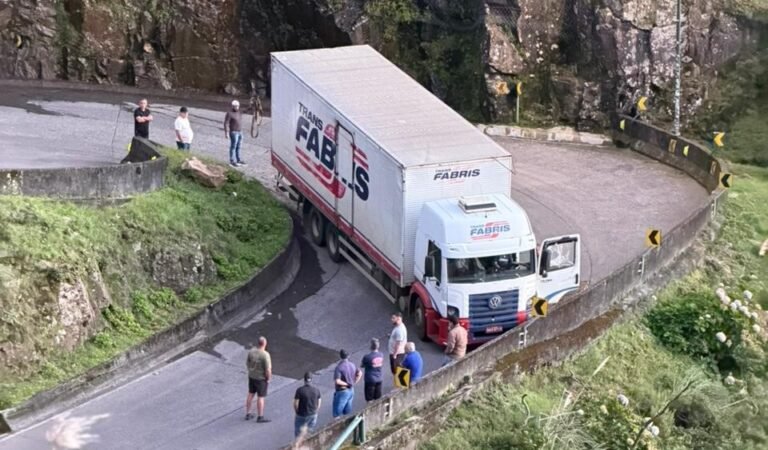 Caminhão de transportadora bate e fecha Serra do Rio do Rastro