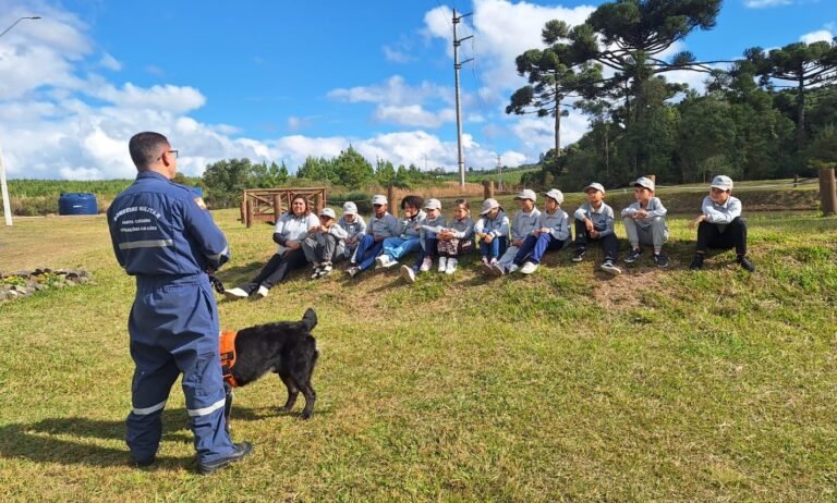 Guarda Mirim do Parque participa de aula especial com Corpo de Bombeiros em Lages