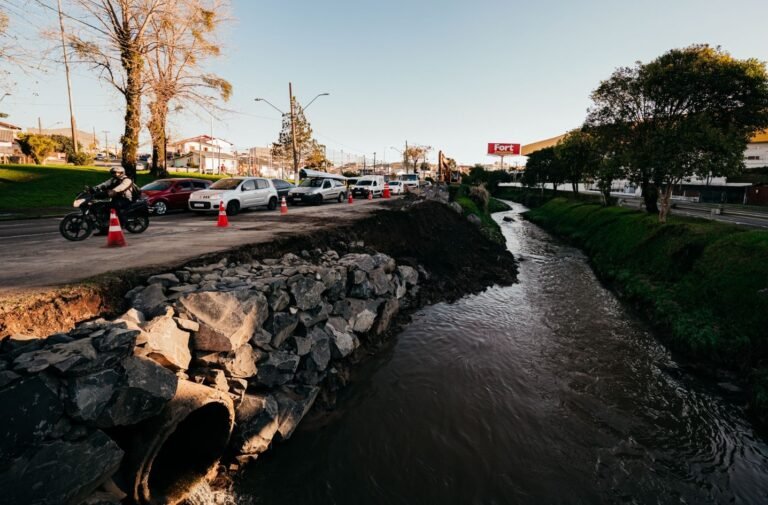 obras para conter erosão nas margens do rio Carahá