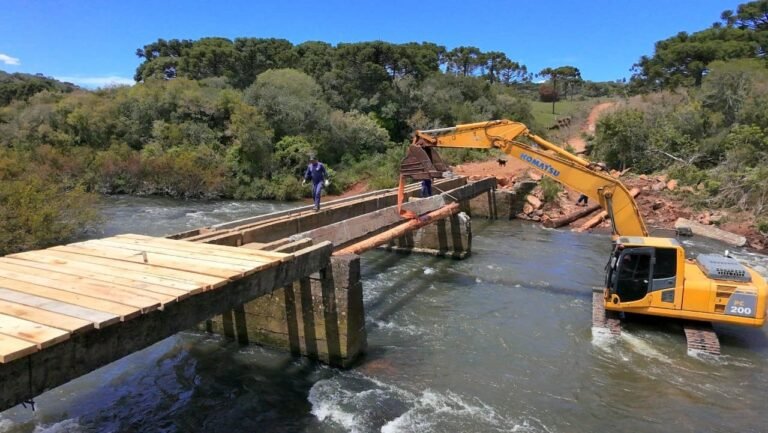 Reconstrução da ponte sobre o rio Pelotinhas