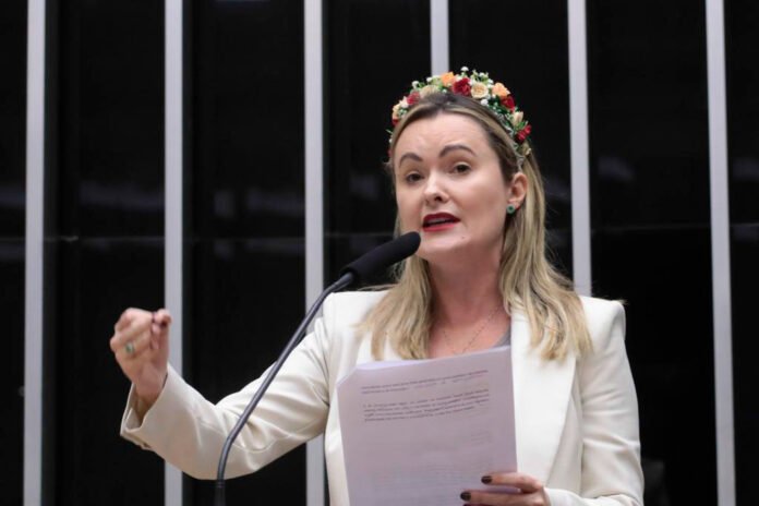Júlia Zanatta bate recorde de votação e carrega PL para sete vagas federais