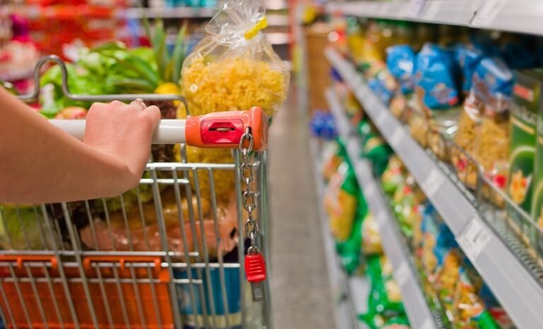Cesta básica varia até R$ 354 entre supermercados de Lages, aponta Procon